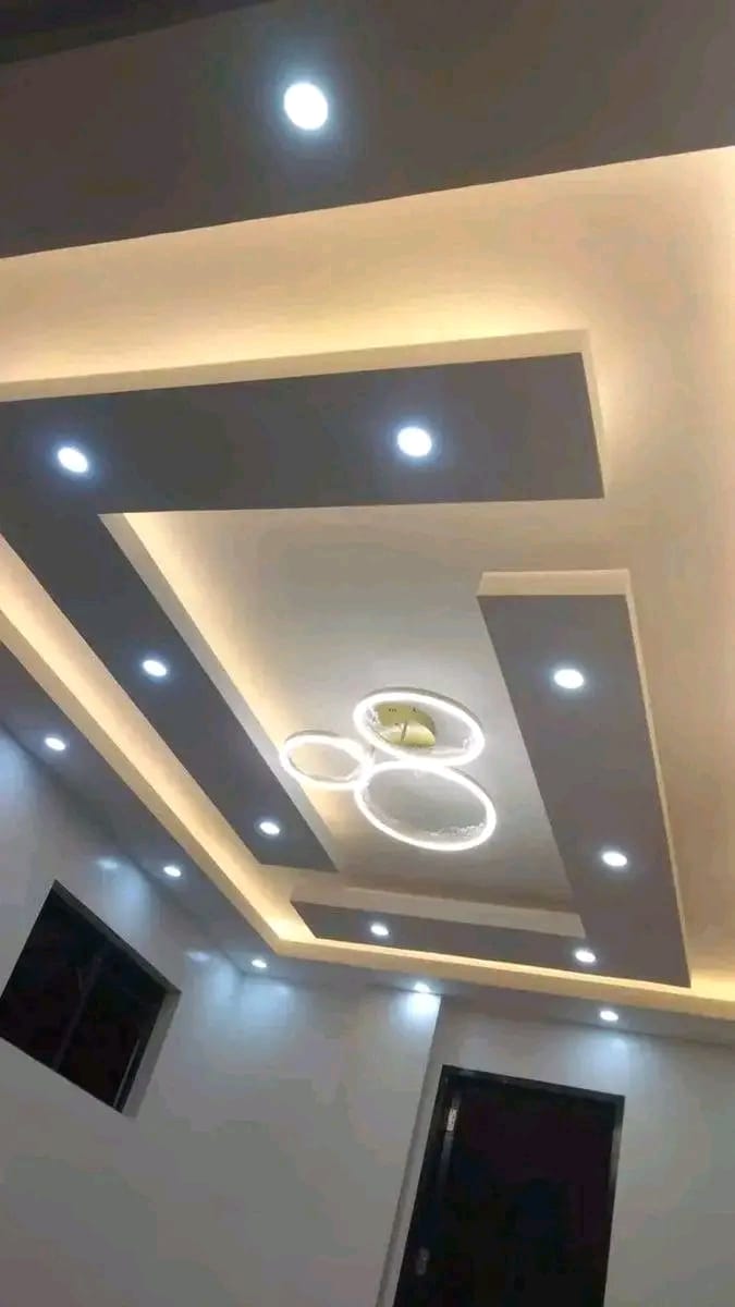 Finished tray ceiling with cove lighting and feature pendant